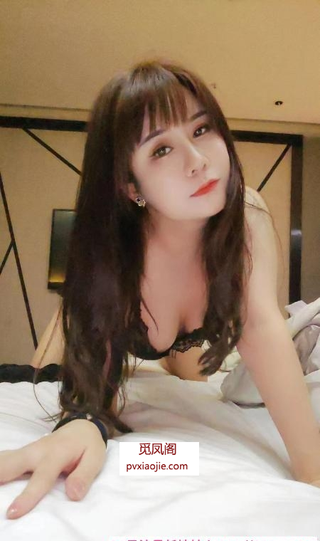 白云舌吻少妇